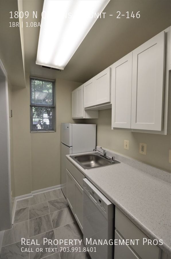 Building Photo - 1809 Queens Ln