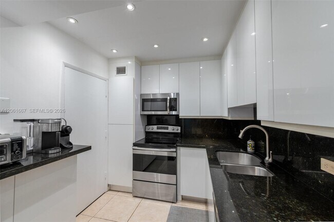Building Photo - 5005 Collins Ave