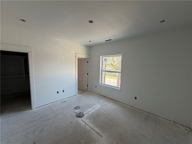 Building Photo - 906 N Sang Ave