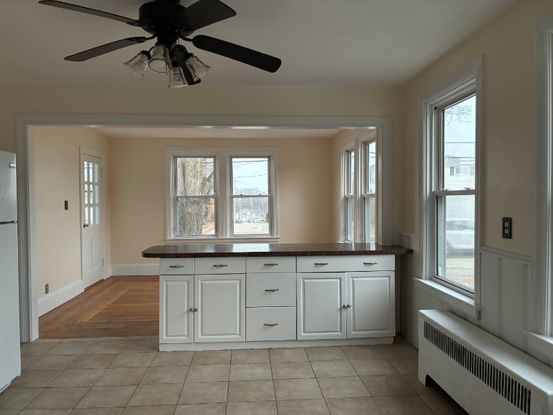 Building Photo - 255 Budlong Rd