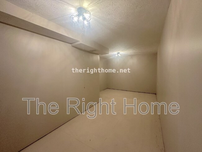 Building Photo - 6424 N 68th St