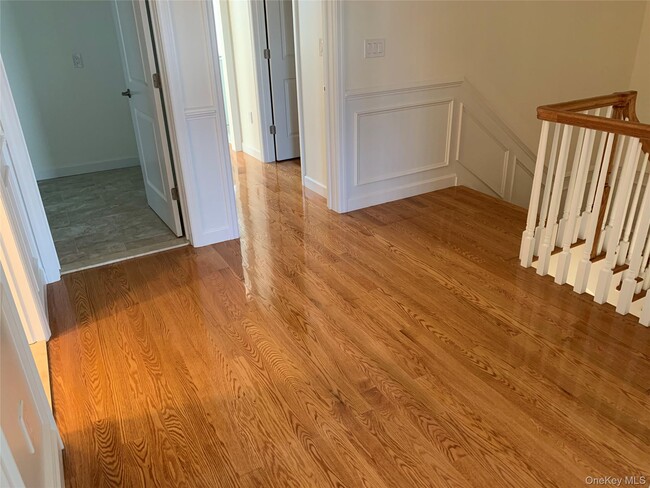 Building Photo - 97 Gainsborg Ave E