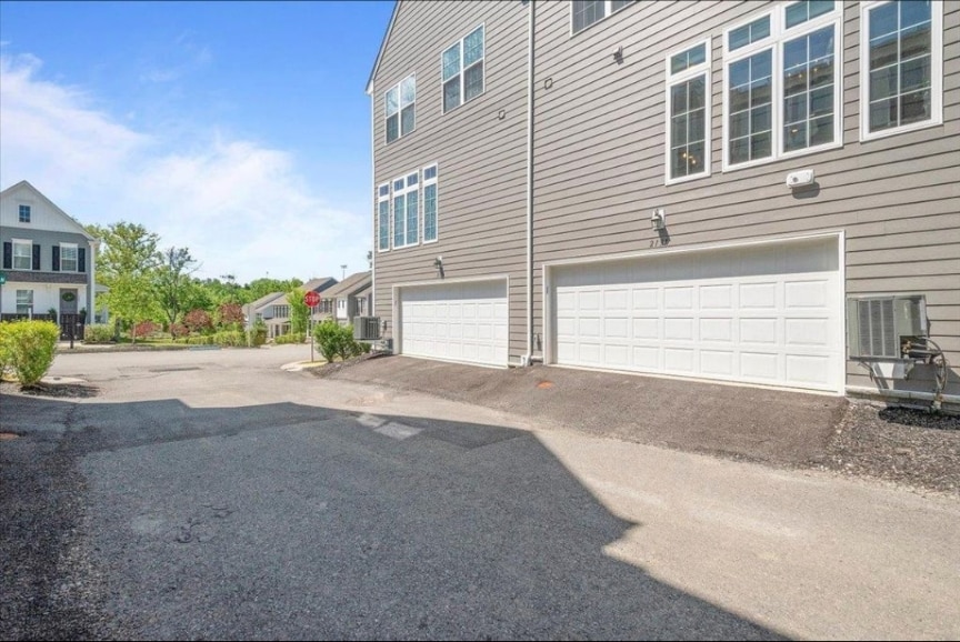 Building Photo - 2131 Westcott Ln