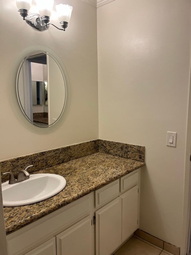 Building Photo - Spacious 2-Bedroom Condo on the First Floo...
