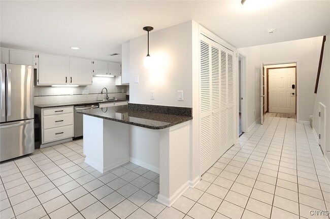 Building Photo - 442 Summerhaven Dr N