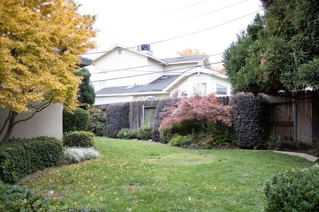 Building Photo - 3 BD 2 BA in Tahoe Park