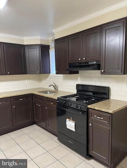 Building Photo - 705 Anderson St