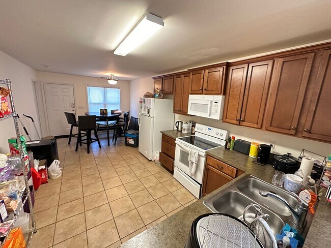 Building Photo - Five Bedroom Near Downtown Available for P...