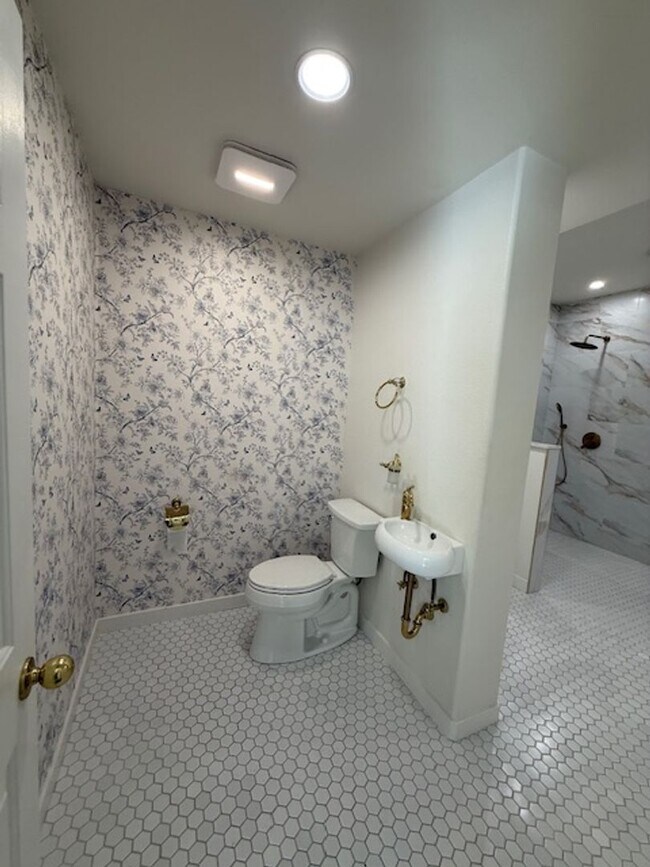 Building Photo - Very Nice 4 bedroom, 3 full bath home in much desired Lakeside neighborhood.