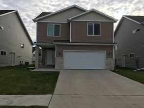 Building Photo - 3 Bed 3 Bath Single Family Townhome