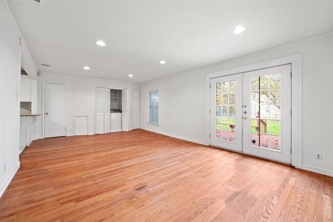 Building Photo - 934 E 52nd St