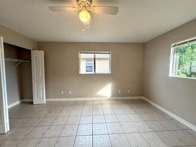 Building Photo - 712 SW 3rd Ct