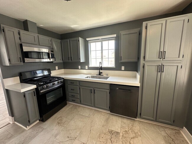 Building Photo - Updated Single Story, 2 Bedroom Home in De...