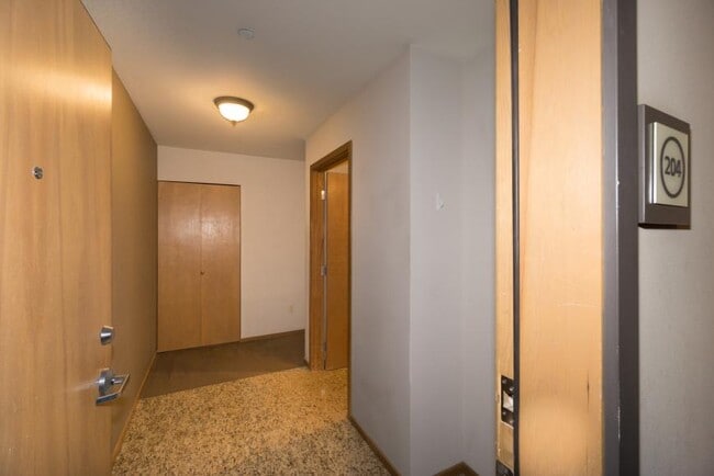 Building Photo - 2 bedroom in Seattle WA 98122