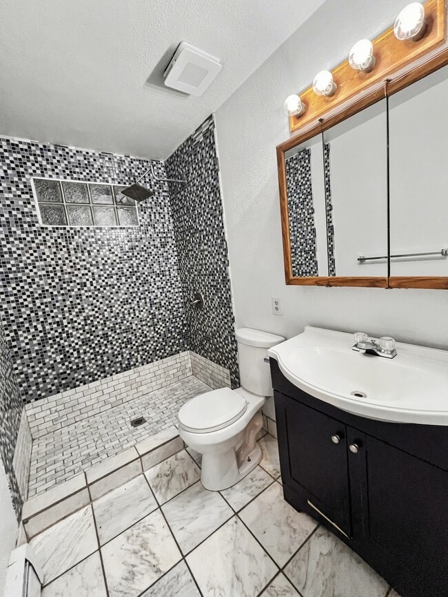 Building Photo - 9324 Kavik St