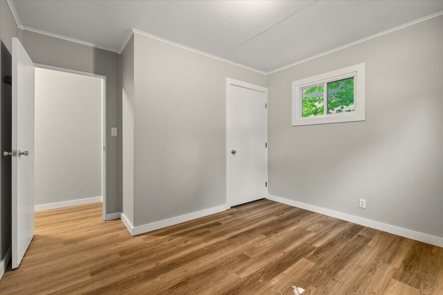 Building Photo - 710 E Chestnut St