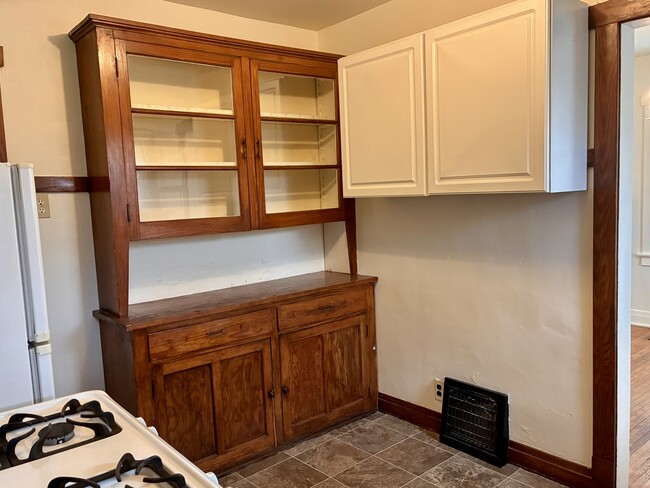 Building Photo - 254 Edward St