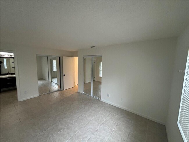 Building Photo - 450 N Elmwood Point