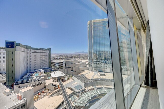 Building Photo - Veer Towers 2007W- Strip/City Views from t...