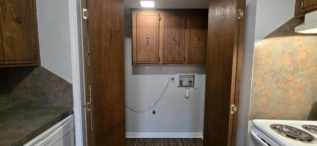 Building Photo - Available Now! 2 Bedroom 1 Bath Townhome in White Oak!