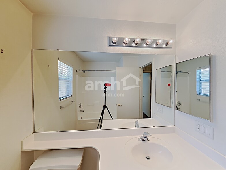 Building Photo - 13948 N 134th Dr