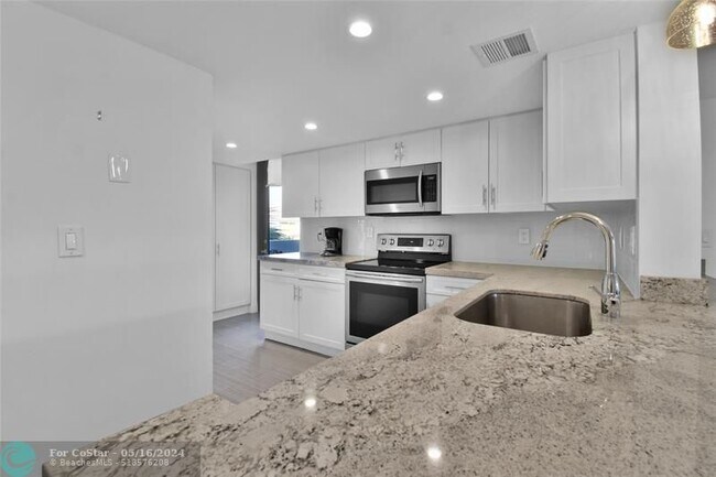 Building Photo - 4201 N Ocean Dr