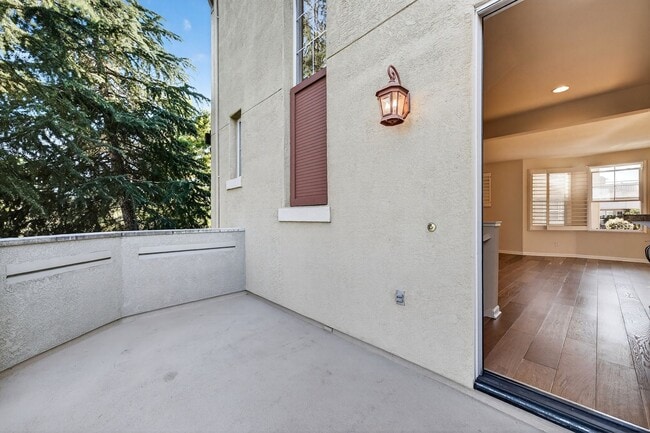 Building Photo - Beautiful Upgraded Townhome: 1,676 sqft, 2-Car Garage + Iron Horse Trail Access