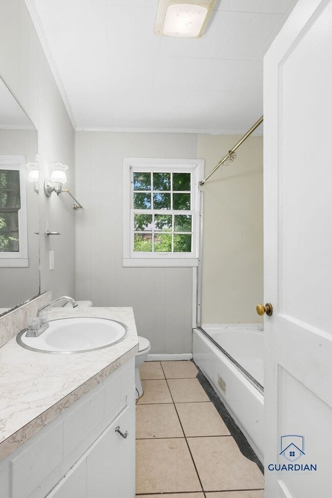 Building Photo - 2 bedroom 1 bath home located near Gadsden...