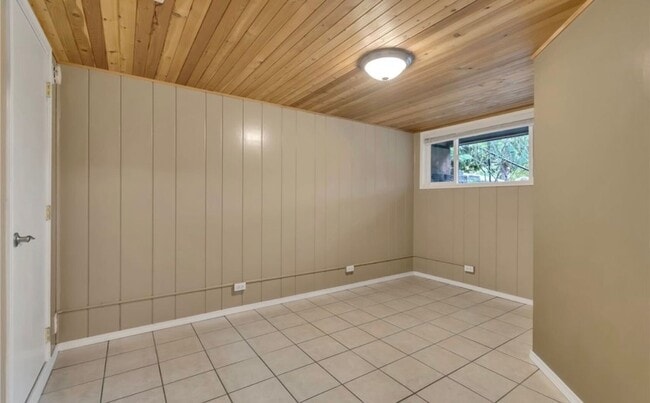 Building Photo - 4 Bedroom Kent home walking distance to lake meridian