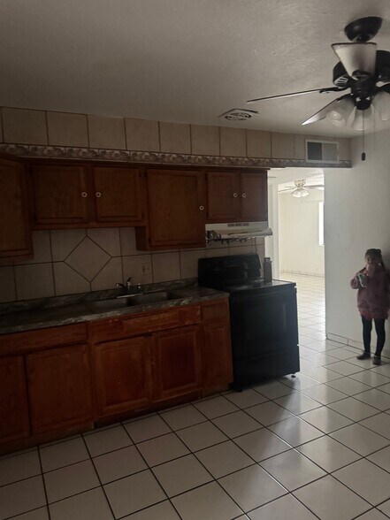 Building Photo - 7602 W Whitton Ave