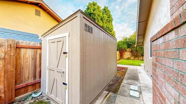 Building Photo - Meticulously Maintained Four Bedroom Singl...