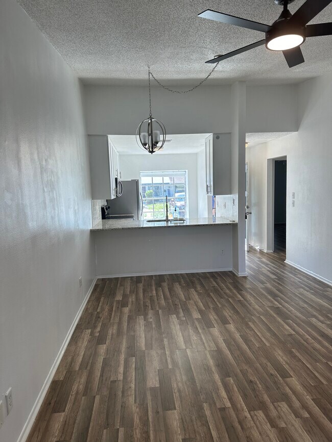 Building Photo - 7355 Parkside Villas Dr N