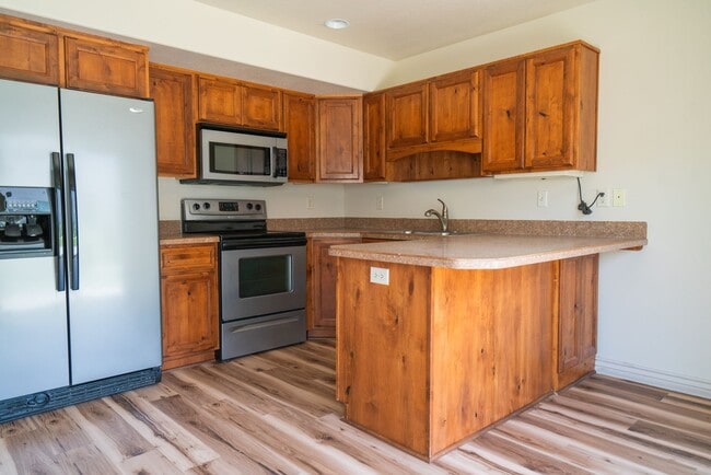 Building Photo - Modern 3 Bed, 2.5 Bath Townhouse - Excelle...