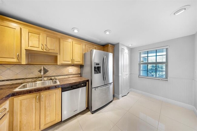 Building Photo - 3520 Oaks Way