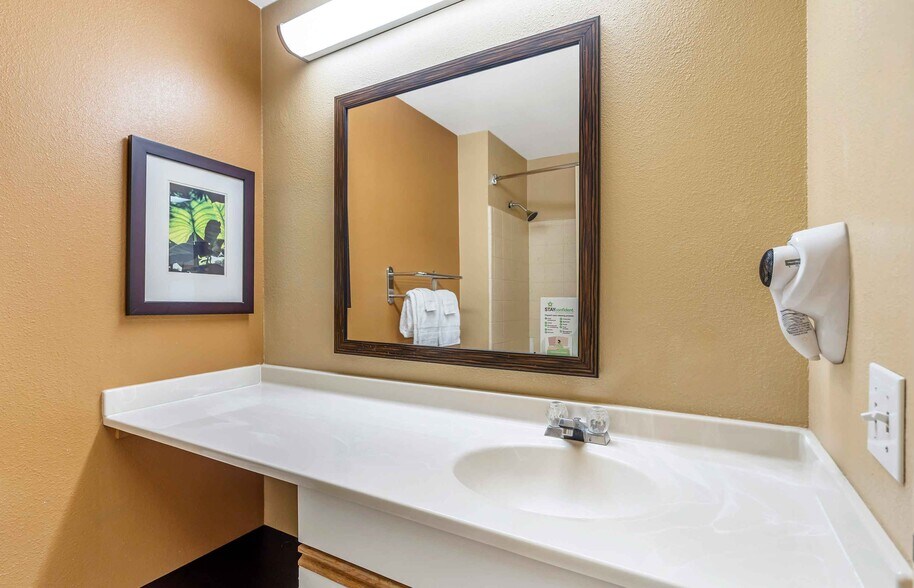 Building Photo - Furnished Studio-Chicago - Naperville - East