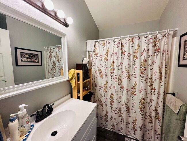 Building Photo - 4-Bedroom Townhome Minutes from Barkley Village, I-5 and Whole Foods