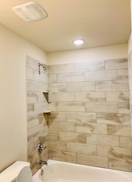 Building Photo - 808 Fallbrook Dr