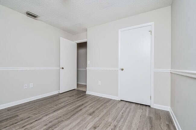 Building Photo - 3412 Groveview Dr