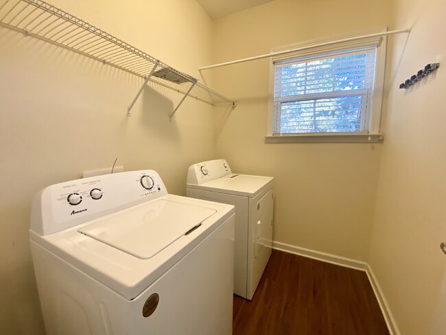 Building Photo - Move In Ready Town House Located in the Vi...