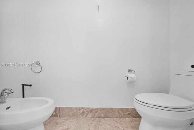 Building Photo - 1435 Brickell Ave