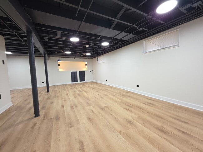 Building Photo - 5251 S Hamlin Ave