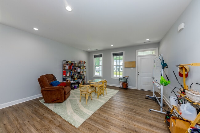 Building Photo - 105 Nice Dr