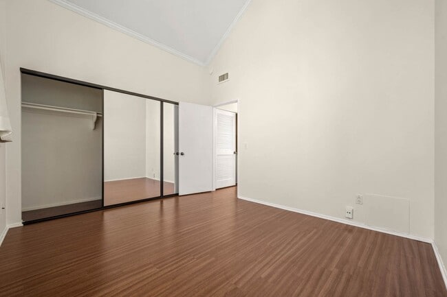 Building Photo - Tarzana Townhome – 2BR/2.5BA + Community P...
