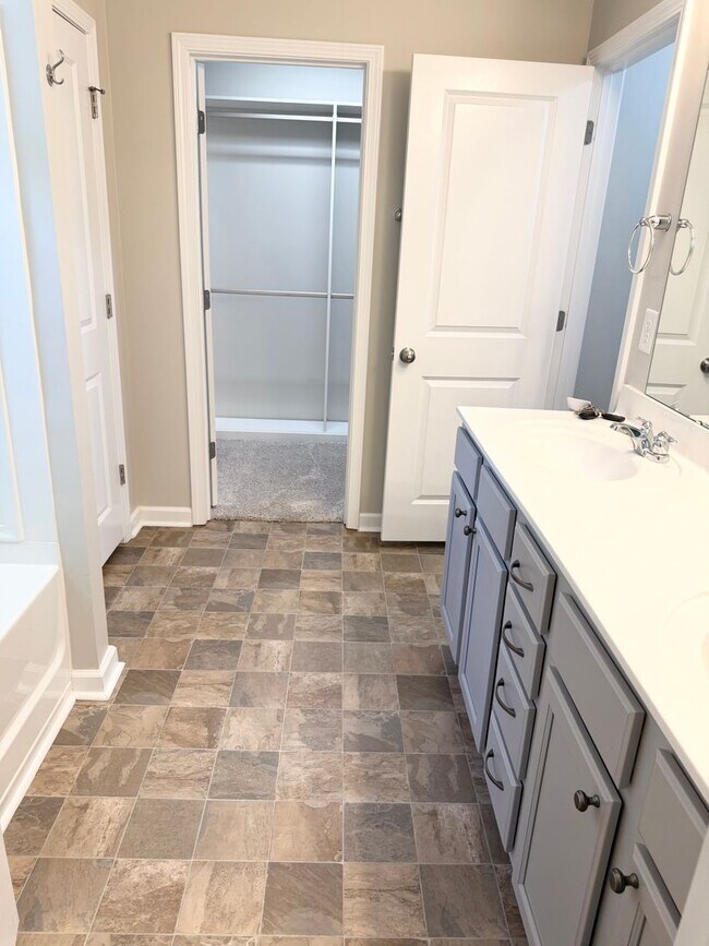 Building Photo - BEAUTIFUL 3 bedroom / 2 bathroom home available NOW!