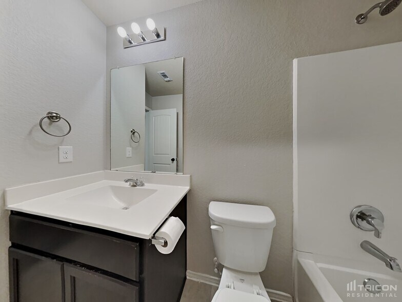 Building Photo - 214 Tallow Trl