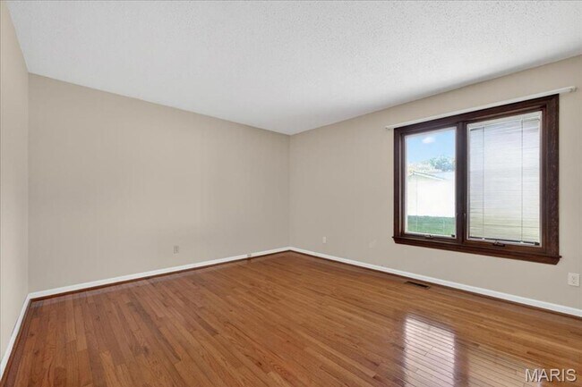 Building Photo - Welcome home to comfort and convenience in St. Peters!