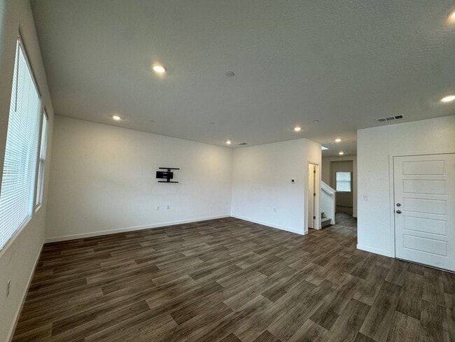 Building Photo - 997 Pioneer Dr W