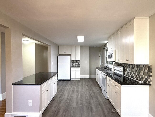 Building Photo - 2023 Robin Rd