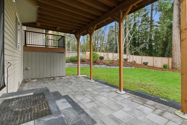 Building Photo - Spacious 3BR Home w/ Large Fenced Yard in Prime Woodinville Location