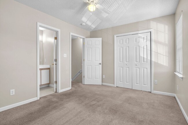 Building Photo - 2 Bed 2.5 Bath Townhome